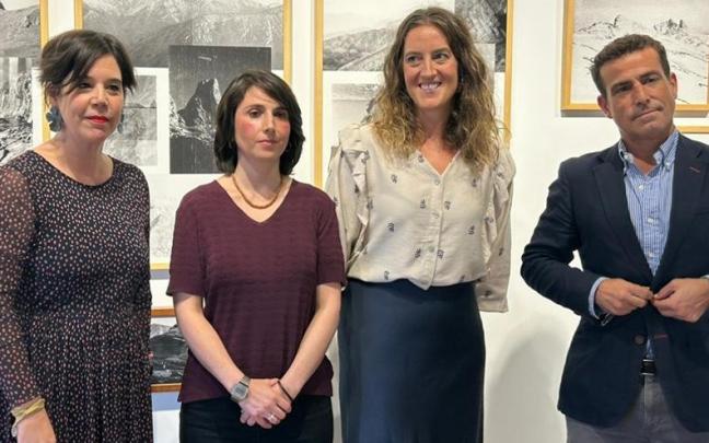 Los concejales Paule Sánchez y Carlos García, junto a la directora del Museo de Arte e Historia de Durango, Garazi Arrizabalaga, junto a la artista Ros Boisier