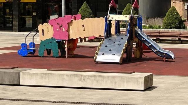 Estado del parque infantil de la plaza Arizgoiti