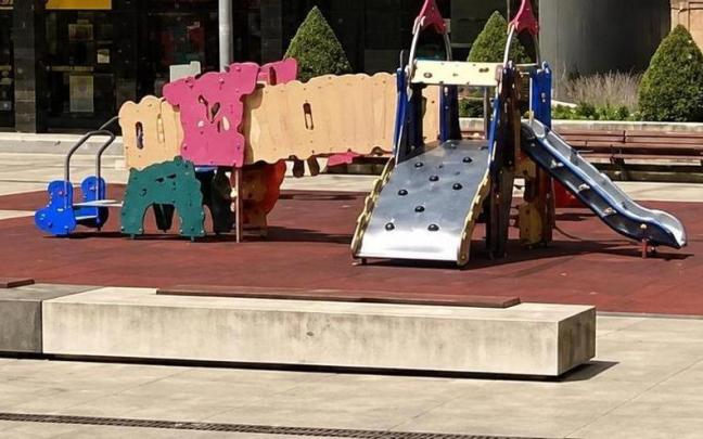 Estado del parque infantil de la plaza Arizgoiti