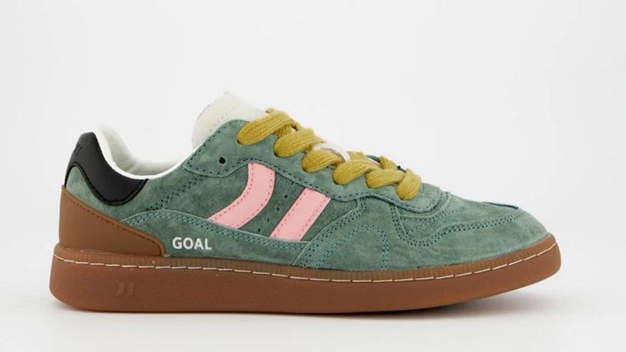 Las zapatillas urbanas se han vuelto imprescindibles para combinar con cualquier look.