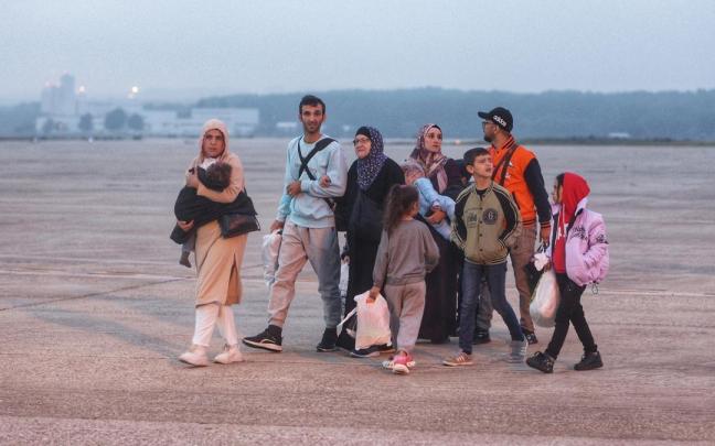 Varios de los 143 refugiados que llegaron este jueves a Torrejón de Ardoz tras lograr abandonar Gaza.