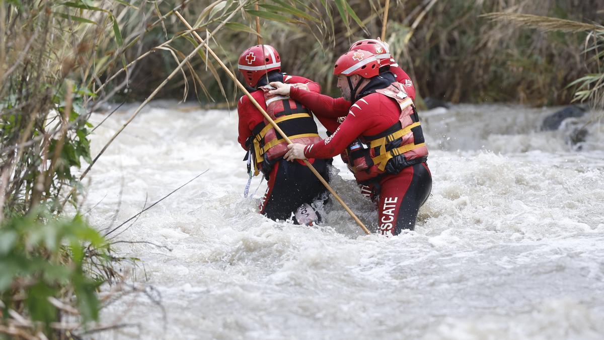 Efectivos del equipo de rescate de una mujer en Málaga.