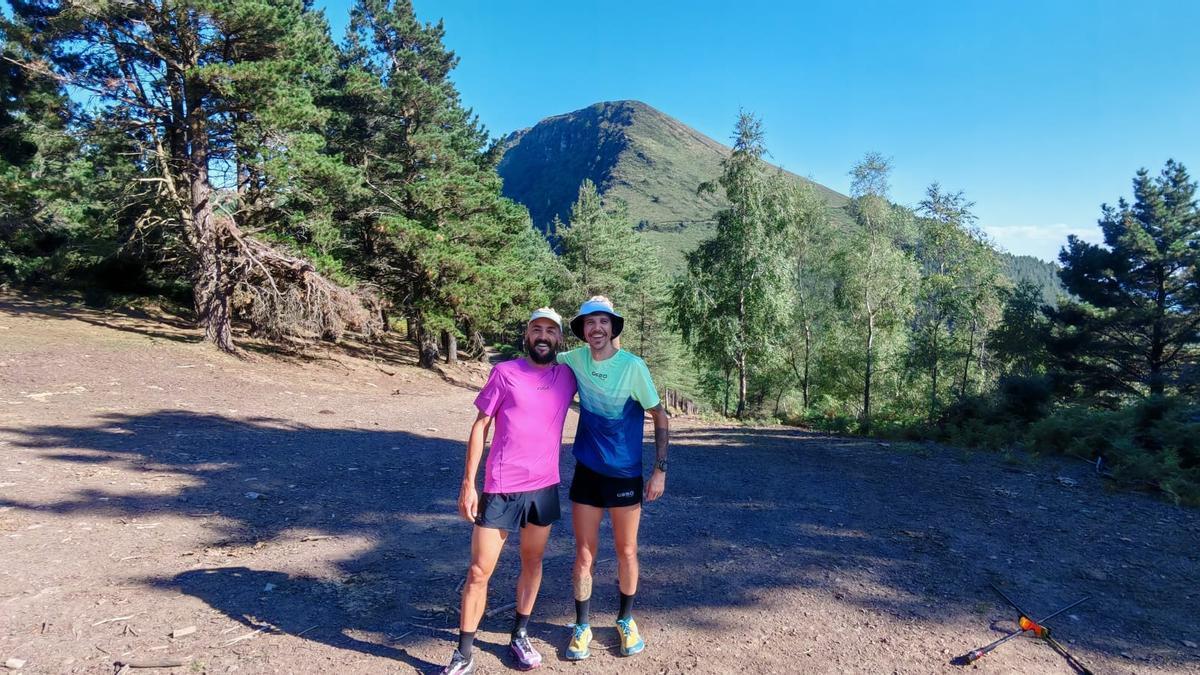 En el collado antes de la última subida a la cresta que esta tras Pablo y Raúl