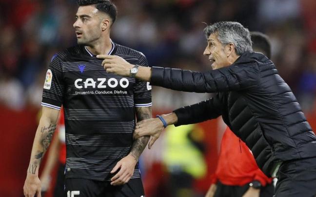 El técnico de la Real Sociedad, Imanol Alguacil (d) y el defensa donostiarra, Diego Rico, durante el encuentro correspondiente a la jornada catorce de primera división que disputan hoy miércoles frente al Sevilla en el estadio Sánchez Pizjuán, en Sevilla. / EFE/José Manuel Vidal. EFE