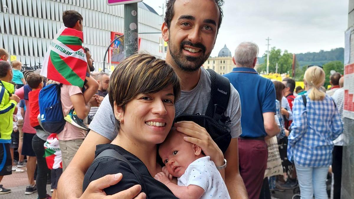 Juan José Rodríguez, Soledad Cortés y su hijo Tadeo vieron el Tour en las inmediaciones de San Mamés.