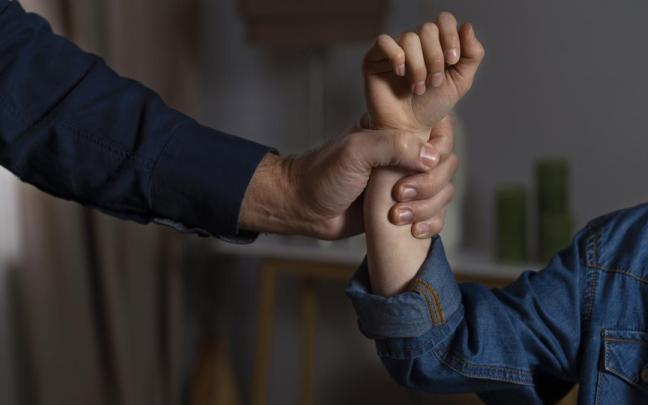 Los abusos comenzaron cuando la víctima tenía 14 años, y ocurrieron en distintos lugares: el domicilio de sus padres, su municipio de estudios y la vivienda del acusado.