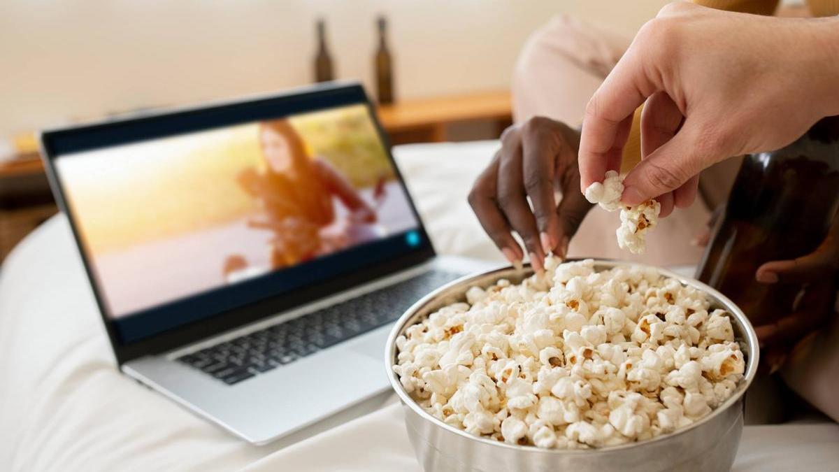 Personas comiendo palomitas, en una imagen de archivo.