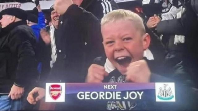 El niño, enfocado por la televisión.