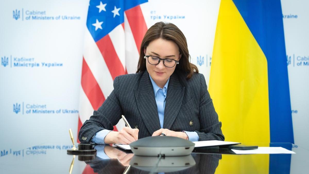 La vice primera ministra y ministra de Economía de Ucrania, Yulia Svyrydenko, en el momento de la firma del memorando de intenciones con Estados Unidos.