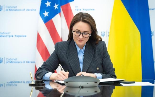 La vice primera ministra y ministra de Economía de Ucrania, Yulia Svyrydenko, en el momento de la firma del memorando de intenciones con Estados Unidos.