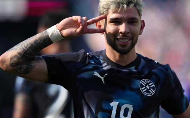 El jugador de la selección paraguaya, Julio Enciso, celebrando el tanto frente a Alemania.