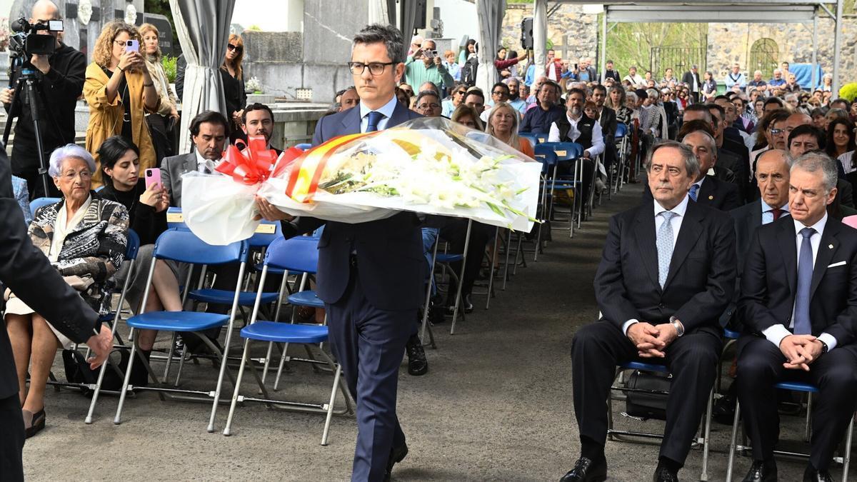 El ministro Felix Bolaños con un ramo de flores en la celebración del 86 aniversario del bombardeo de Gernika.