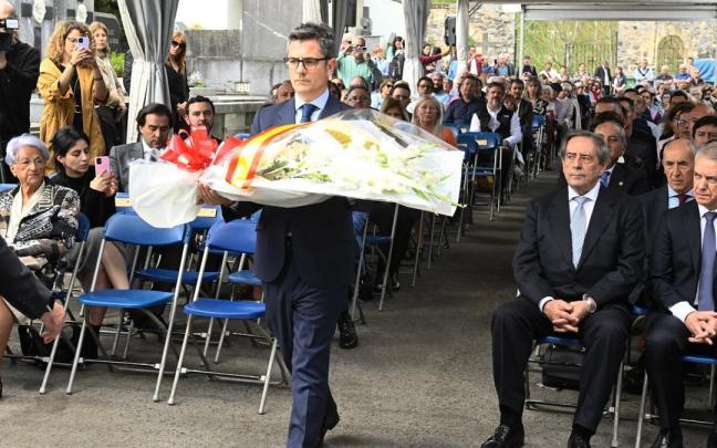 El ministro Felix Bolaños con un ramo de flores en la celebración del 86 aniversario del bombardeo de Gernika.