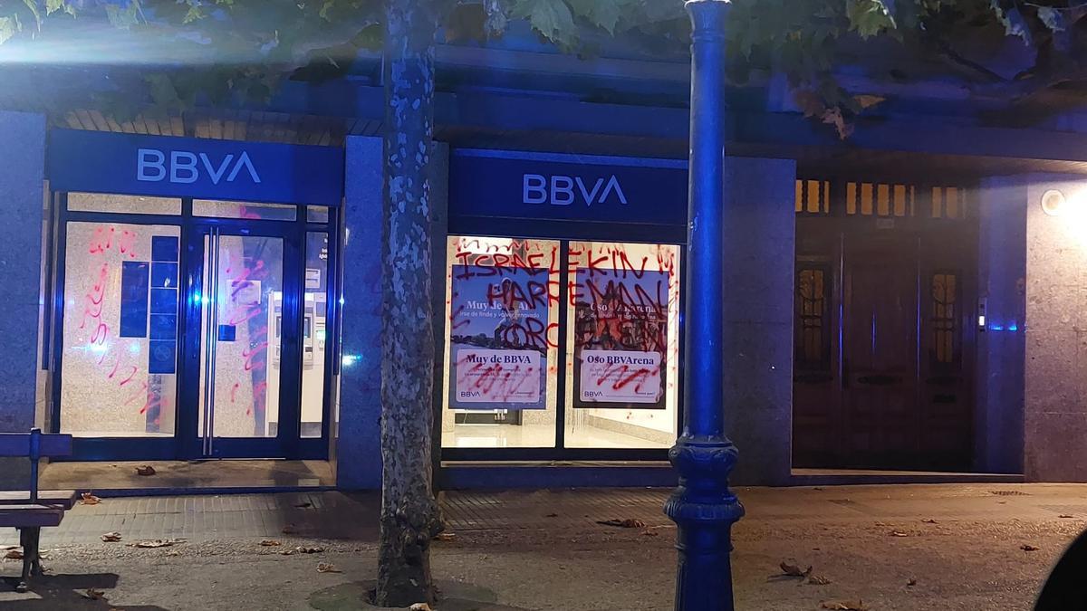 Una sucursal bancaria apareció cubierta también de pintadas