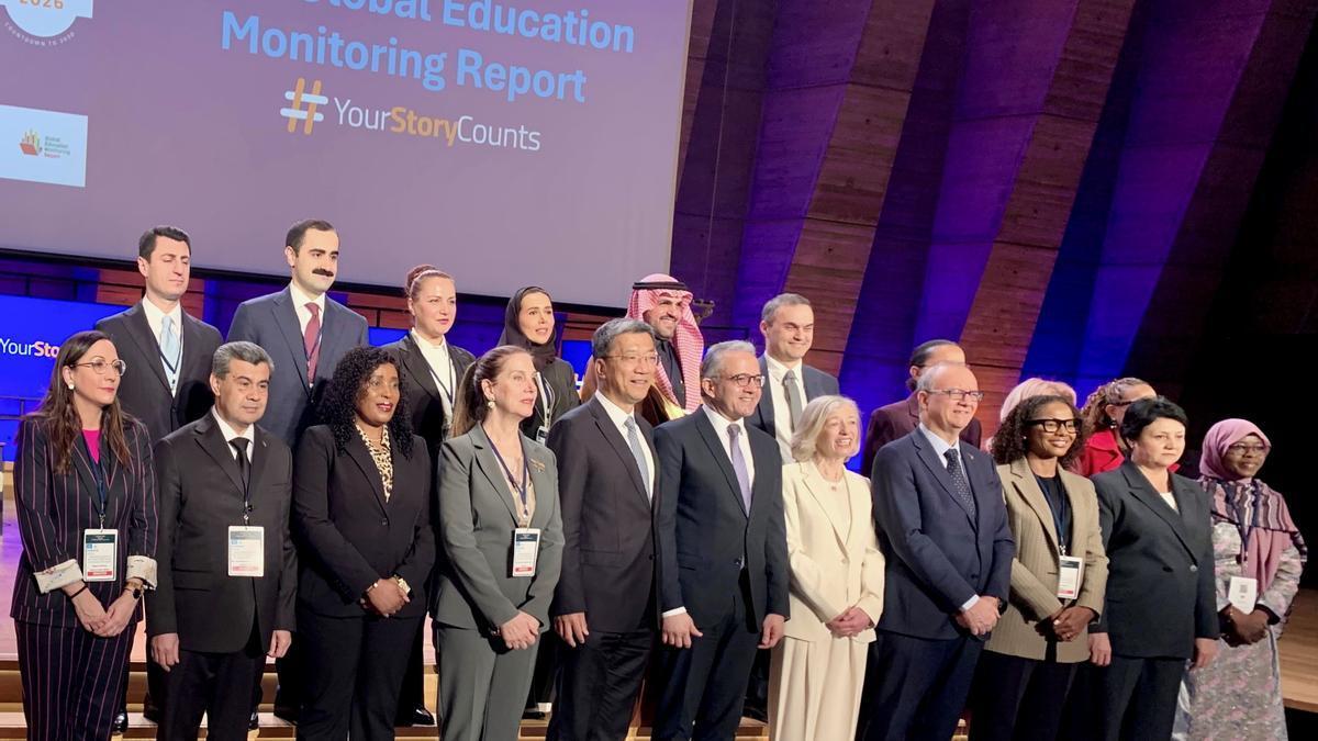 La consejera de Educación, Begoña Pedrosa, con representantes de otros países en un foto internacional de la Unseco, en París