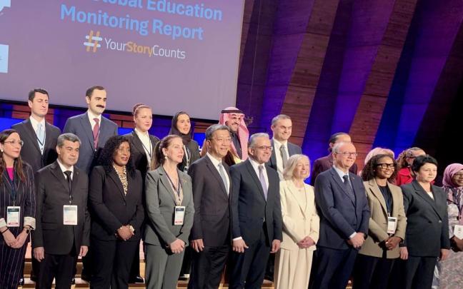 La consejera de Educación, Begoña Pedrosa, con representantes de otros países en un foto internacional de la Unseco, en París