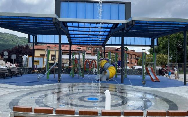 Chorros de agua en el parque de Zintururi de la localidad de Etxebarri