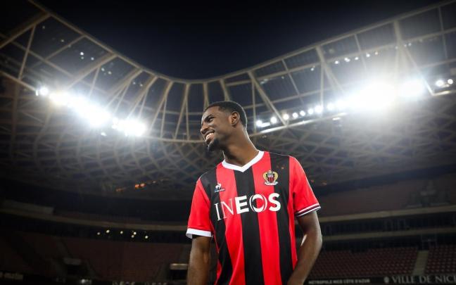 Cho, con la camiseta de su nuevo equipo, el Niza. / NIZA