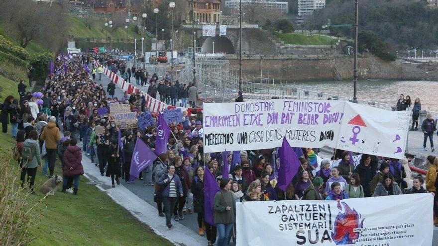 La manifestación del 8M del 2022 de Donostia, a su paso por el Paseo de la Concha.