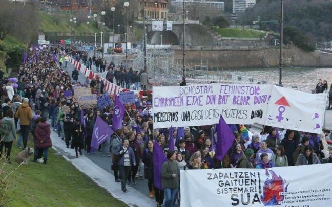 La manifestación del 8M del 2022 de Donostia, a su paso por el Paseo de la Concha.