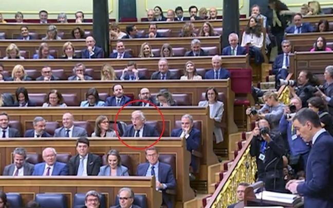 Los comentados gestos de González Pons durante el discurso de investidura de Pedro Sánchez Los comentados gestos de González Pons durante el discurso de investidura de Pedro Sánchez
