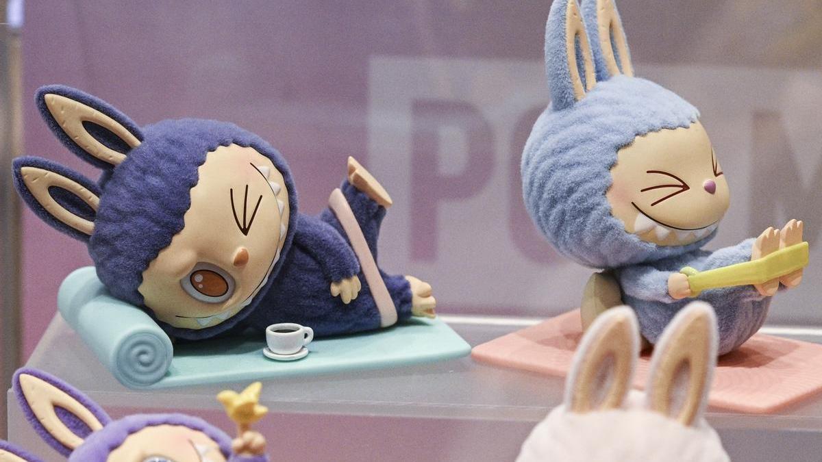 Varios peluches Labubu.