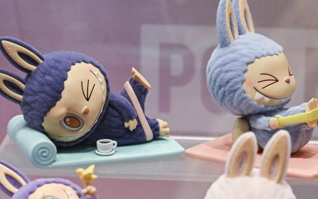 Varios peluches Labubu.