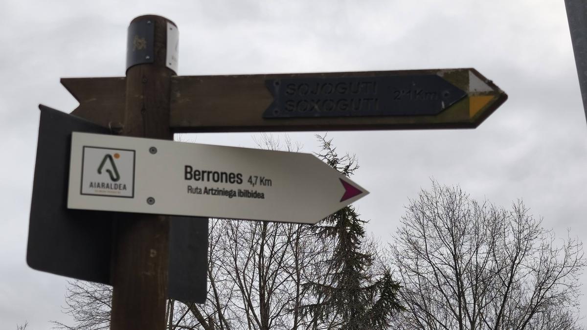Señal de la ruta de senderismo correspondiente a Artziniega