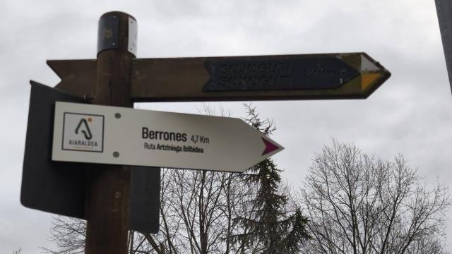 Señal de la ruta de senderismo correspondiente a Artziniega