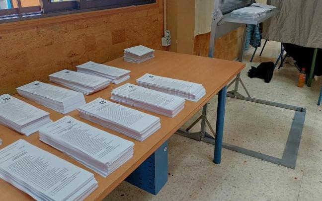 Papeletas en un colegio electoral. Papeletas en un colegio electoral.