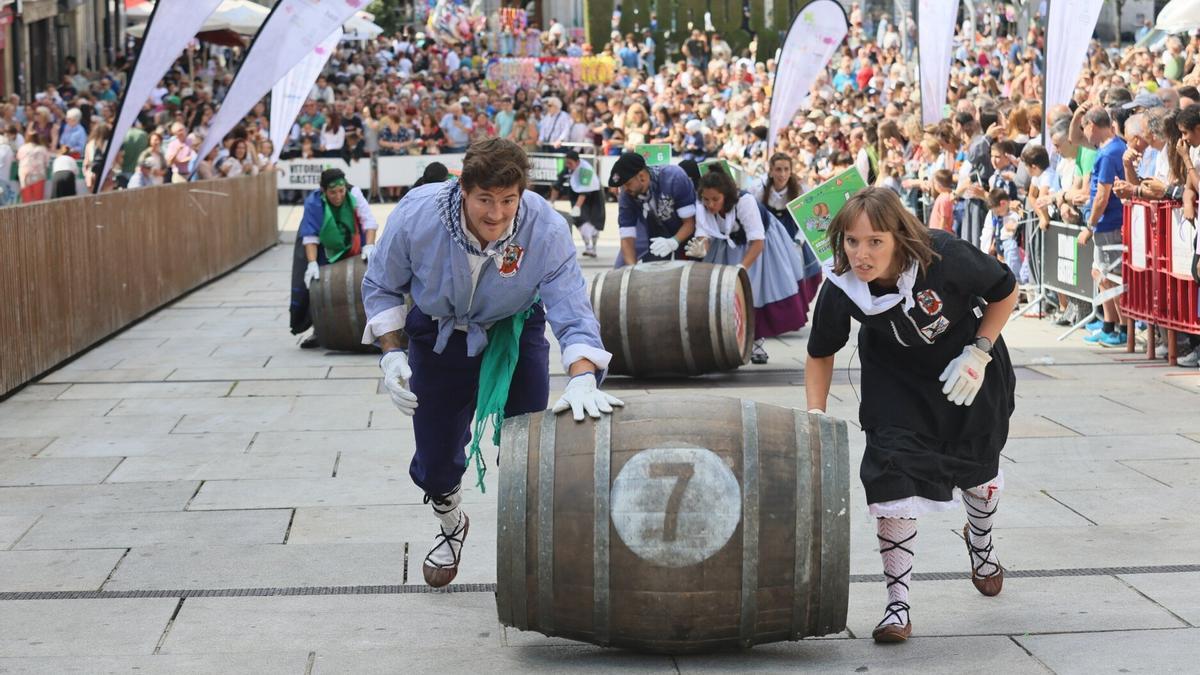 Carrera de Barricas de cuadrillas de Blusas y Neskas.