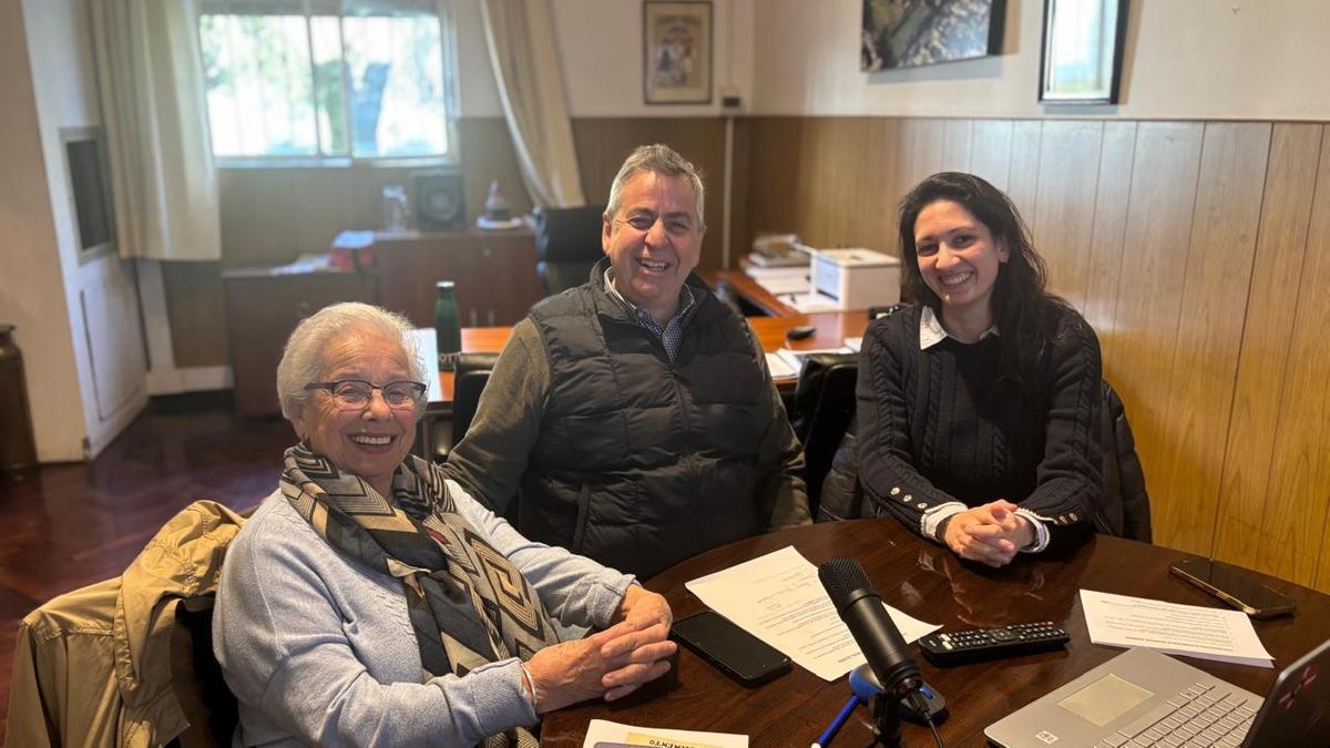 Izakun Ordoqui, Leandro Ferretti y Ángeles García Castro, en un despacho de Euskal Echea.