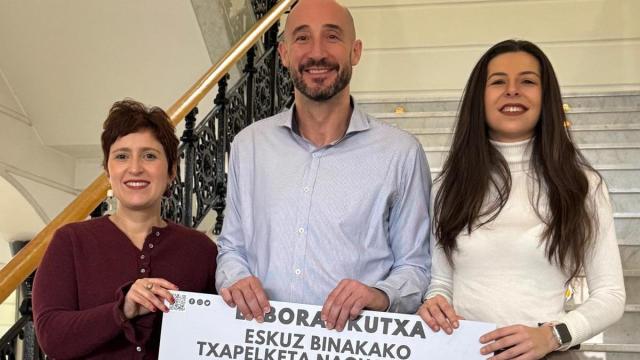 Jon Iraola, alcalde de Eibar, Vanessa Hortas, teniente alcalde del municipio, y María Fuentes, directora técnica del Circuito Emakume Master Cup.