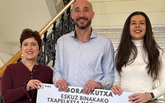 Jon Iraola, alcalde de Eibar, Vanessa Hortas, teniente alcalde del municipio, y María Fuentes, directora técnica del Circuito Emakume Master Cup.