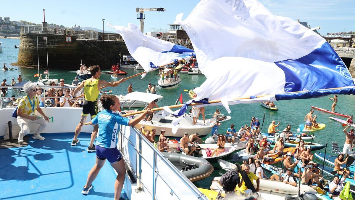 Entrega de la Bandera de La Concha a Orio, vencedor masculino