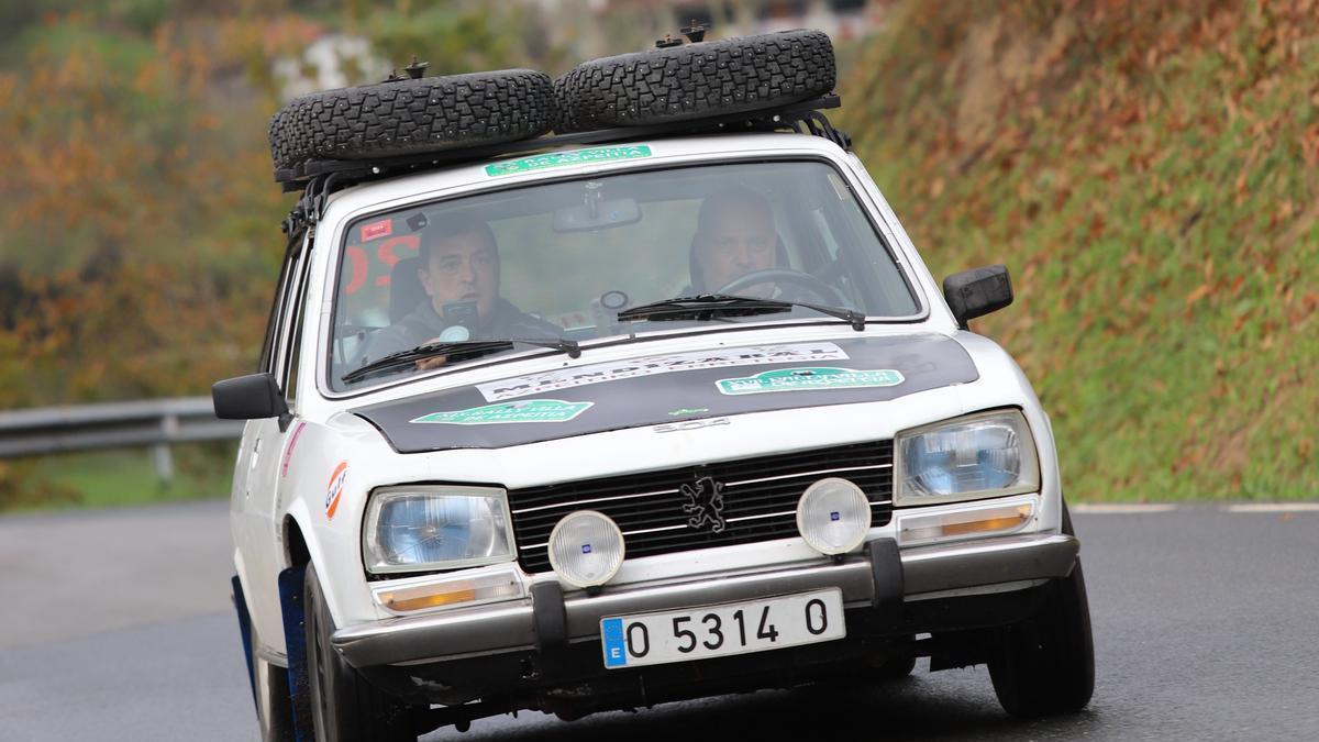 Coches clásicos, como el Peugeot 504 (1978) de Iñaki Orbegozo, estarán presentes en el rally del sábado.