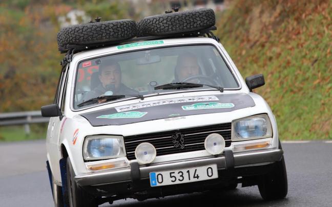 Coches clásicos, como el Peugeot 504 (1978) de Iñaki Orbegozo, estarán presentes en el rally del sábado.