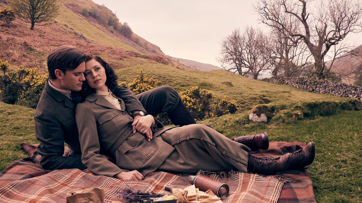 Jeremy Irvine como Henry Beauchamp y Hermione Corfield como Julia Moriston en ‘Outlander: sangre de mi sangre’