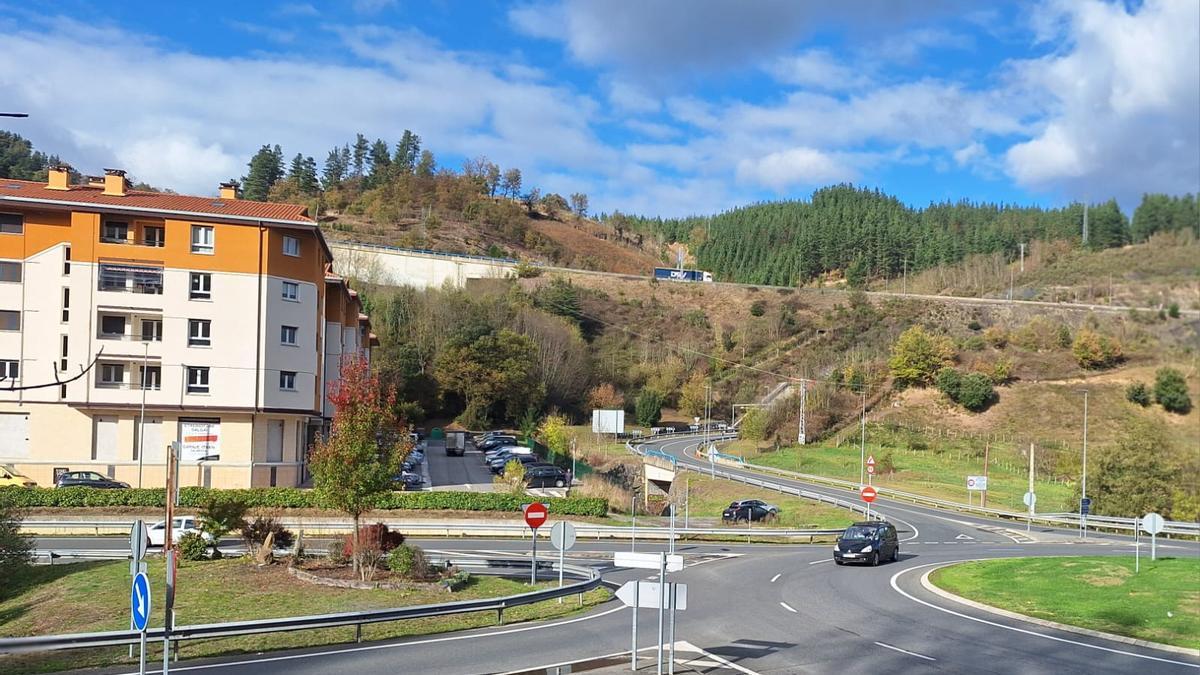 Propuesta del área de coches compartidos en Intxaurtxueta (al fondo a la izquierda), aprovechando un espacio situado entre los aparcamientos actuales y la carretera de acceso a la autopista