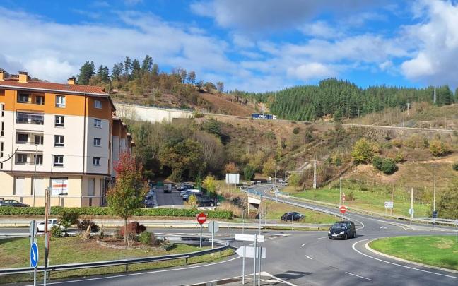 Propuesta del área de coches compartidos en Intxaurtxueta (al fondo a la izquierda), aprovechando un espacio situado entre los aparcamientos actuales y la carretera de acceso a la autopista