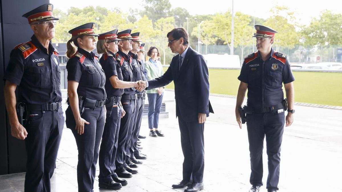 Salvador Illa visita la sede central de los Mossos d'Esquadra.