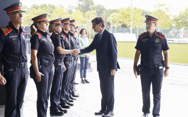 Salvador Illa visita la sede central de los Mossos d'Esquadra.
