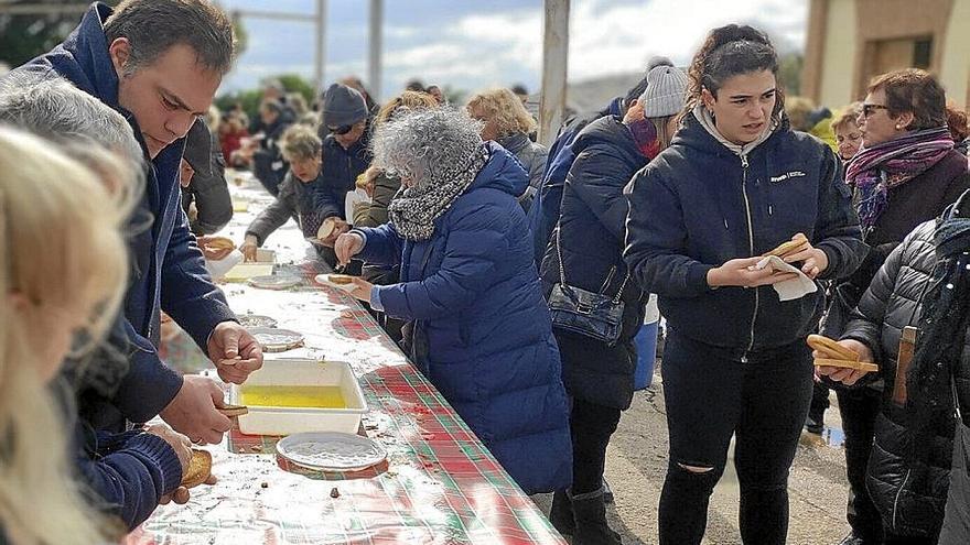 Rebanadas de pan y con el solo acompañamiento de ajo y aceite de oliva, ayer en Arróniz.