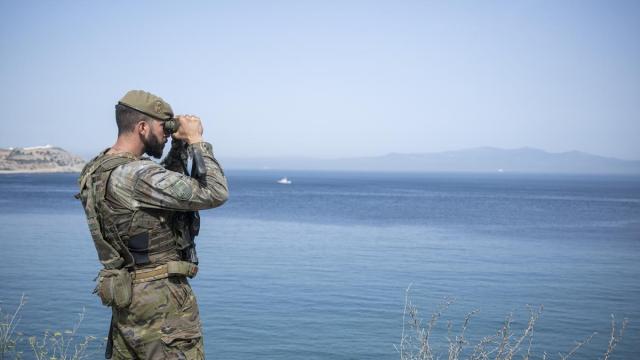 Un militar vigila la frontera entre España y Marruecos.
