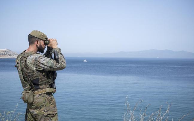Un militar vigila la frontera entre España y Marruecos.