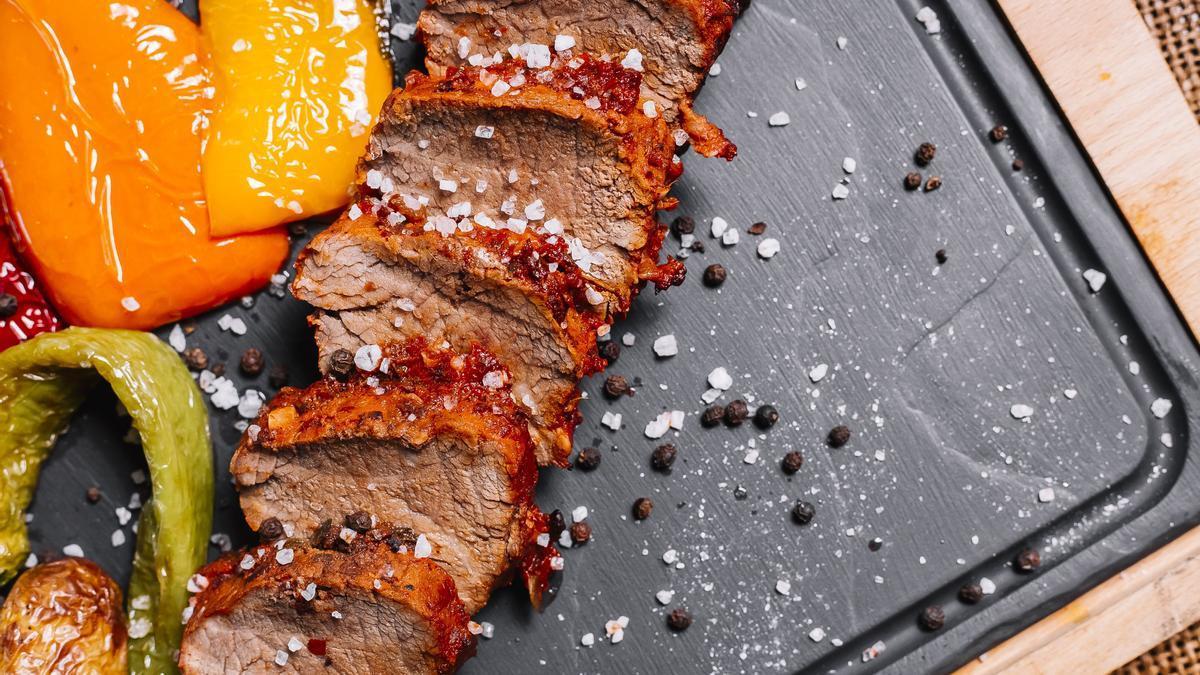 Carne adobada a base de pimentón, vinagre, sal y pimienta.