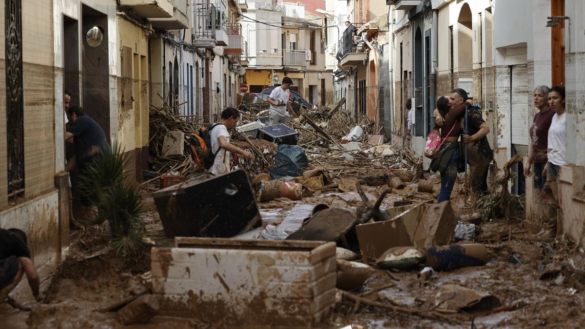 Varias personas trabajan en las labores de limpieza y desescombro en Paiporta, Valencia.