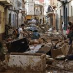 Varias personas trabajan en las labores de limpieza y desescombro en Paiporta, Valencia.