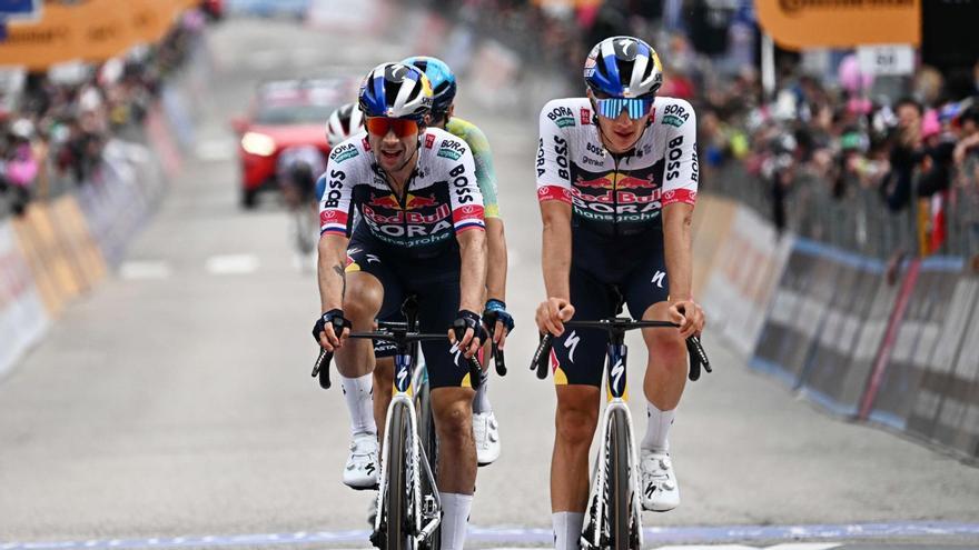 Roglic, derrotado, en su entrada a meta.