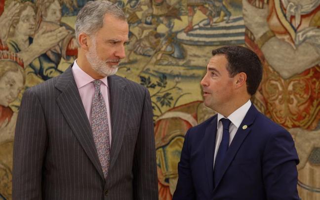Pradales junto a Felipe VI en una imagen de archivo.